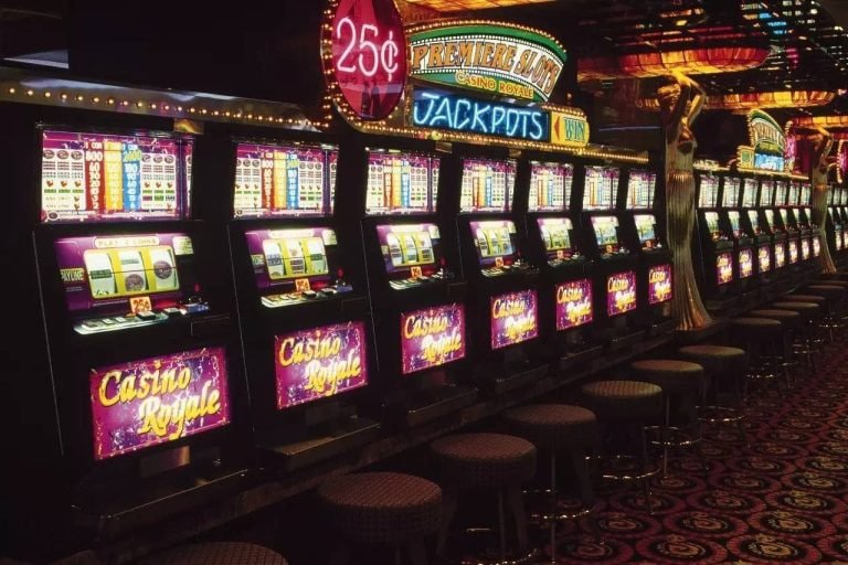 Mobile casino table games browsing scene for 277bd readers in Dhaka